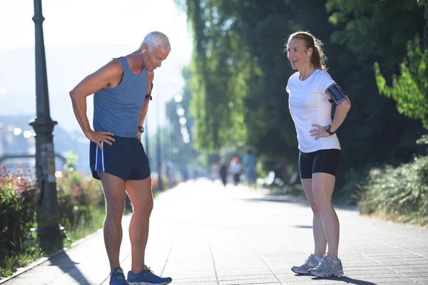 Jogging par planering kör rutten och ställa in musik — Stockfoto