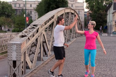 Çift tebrik eder ve bitirmekten mutlu olur.