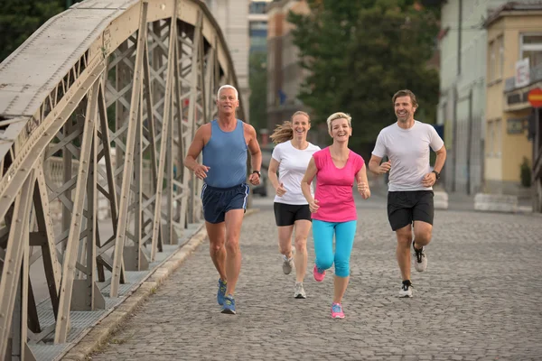 Pessoas grupo jogging — Fotografia de Stock