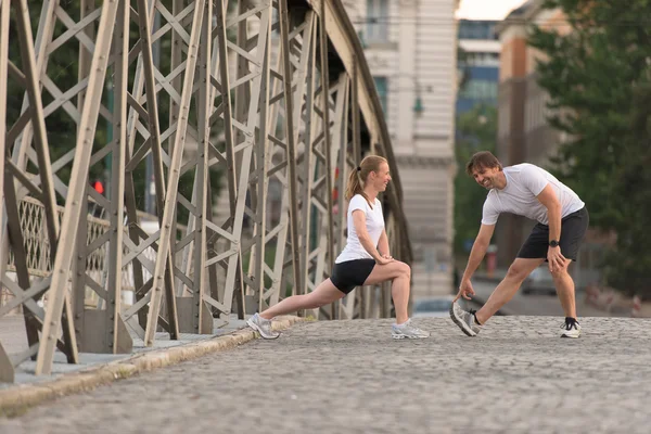 Par uppvärmning och stretching innan jogging — Stockfoto