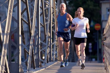 Güneşli bir günde koşan çift