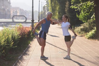 Çift koşmadan önce ısınıyor ve geriniyor.
