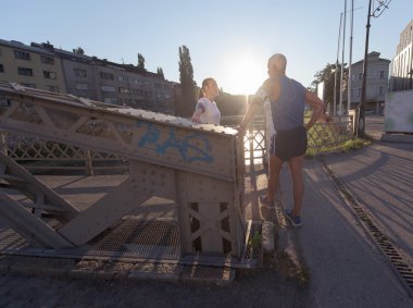 Çift planlama koşu yolu çalıştıran ve müzik ayarlama