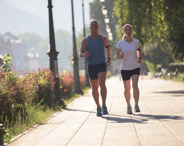 Paar joggt an sonnigem Tag — Stockfoto