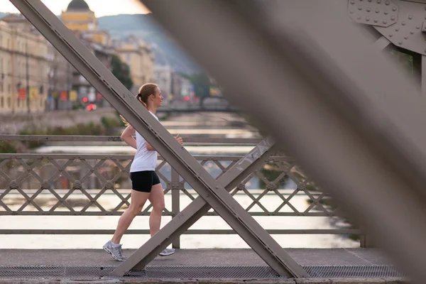 Femme sportive courir sur le trottoir — Photo