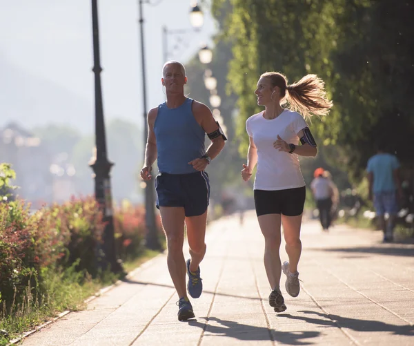 Coppia che fa jogging nella giornata di sole — Foto Stock