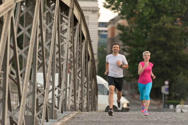 Couple jogging le jour ensoleillé — Photo
