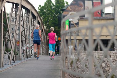 Güneşli bir günde koşan çift