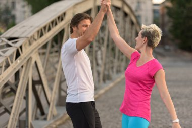 Çift tebrik eder ve bitirmekten mutlu olur.