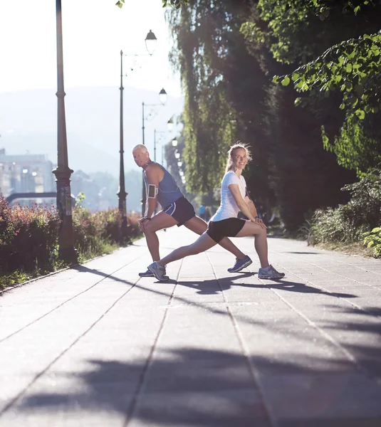 慢跑前进行热身和伸展运动的夫妇 — 图库照片