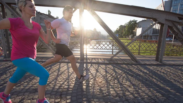 Paar joggen op zonnige dag — Stockfoto