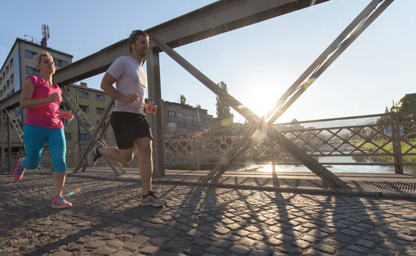 Paar joggen op zonnige dag — Stockfoto