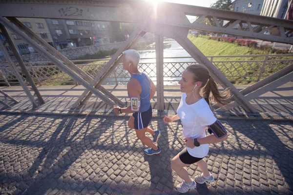 Paar joggen op zonnige dag — Stockfoto