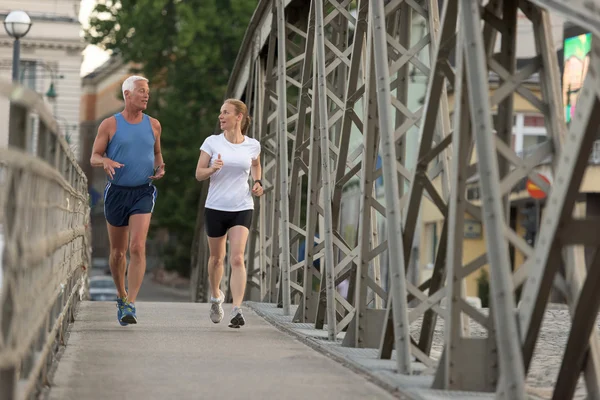 Coppia che fa jogging nella giornata di sole — Foto Stock