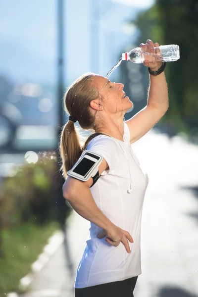 Mulher bebendo água depois de correr — Fotografia de Stock