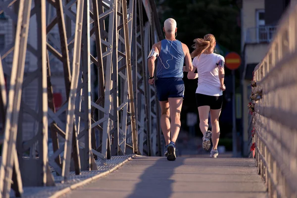 Coppia che fa jogging nella giornata di sole — Foto Stock