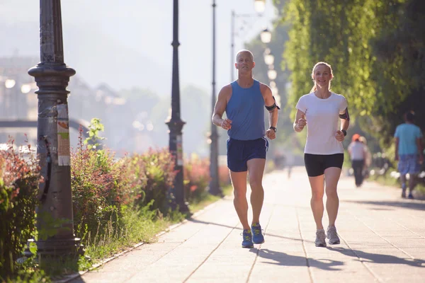 Paar joggt an sonnigem Tag — Stockfoto