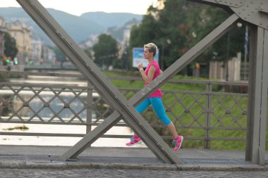 Sportif kadın kaldırımda çalıştıran