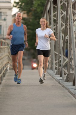 Güneşli bir günde koşan çift