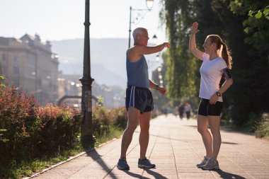 Çift tebrik eder ve bitirmekten mutlu olur.