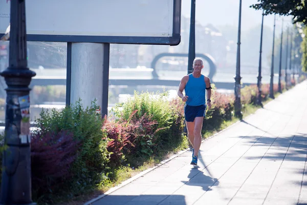 Bello anziano uomo jogging — Foto Stock