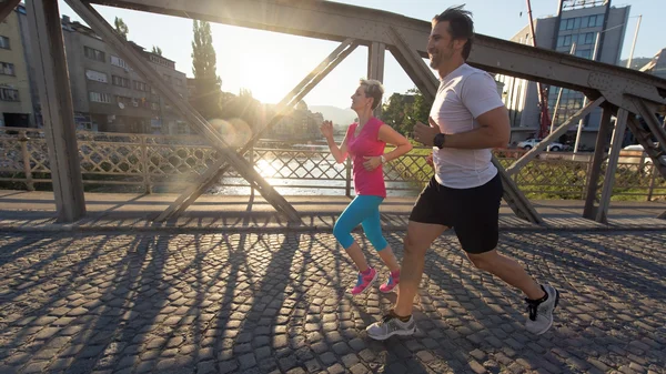 Paar joggen op zonnige dag — Stockfoto