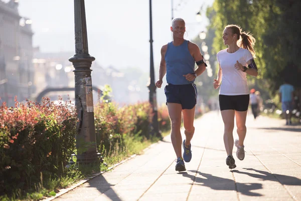 Paar joggt an sonnigem Tag — Stockfoto