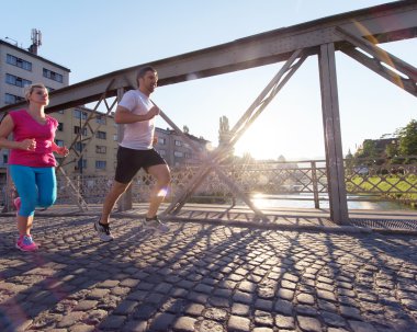 Güneşli bir günde koşan çift