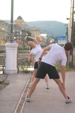 Isınma ve germe önce şehirde çalışan sabah koşu Çift