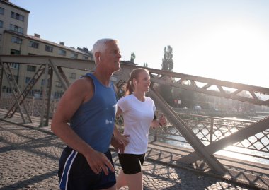 Güneşli bir günde koşan çift