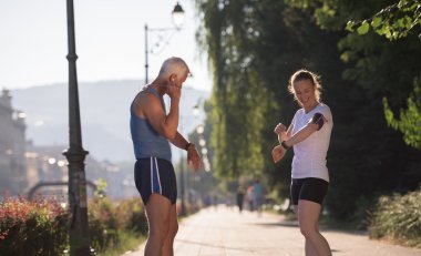 Çift planlama koşu yolu çalıştıran ve müzik ayarlama