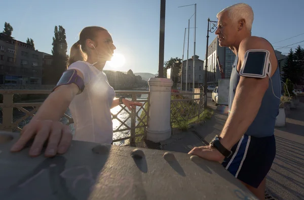 Jogging couple planification course itinéraire et réglage de la musique — Photo