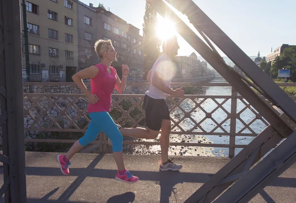 Gezond Volwassen Paar Joggen Stad Vroege Ochtend Met Zonsopgang Achtergrond — Stockfoto