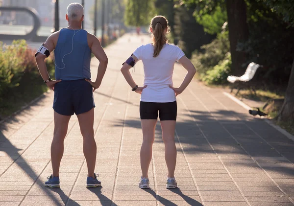 Jogging Couple Vérifier Liste Lecture Musique Sur Téléphone Plan Itinéraire — Photo