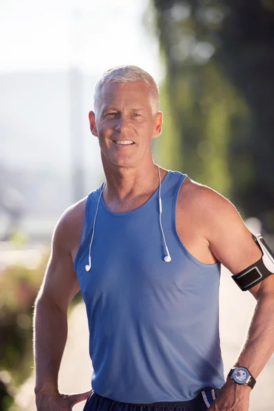 Retrato de bonito homem de corrida sênior — Fotografia de Stock