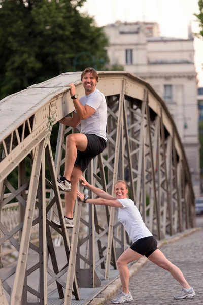 Couple échauffement et étirement avant le jogging — Photo