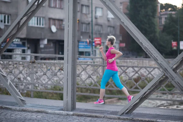 Sportos nő fut a járdán — Stock Fotó