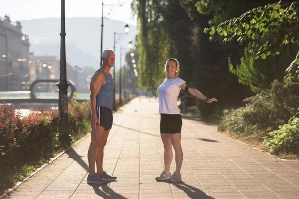 Couple échauffement et étirement avant le jogging — Photo