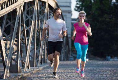 sağlıklı, olgun bir çift koşuyor.