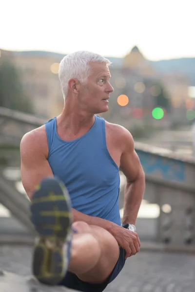 Schöner Mann dehnt sich vor dem Joggen — Stockfoto