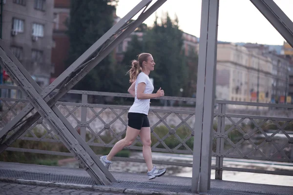 Sportovní žena na chodníku — Stock fotografie