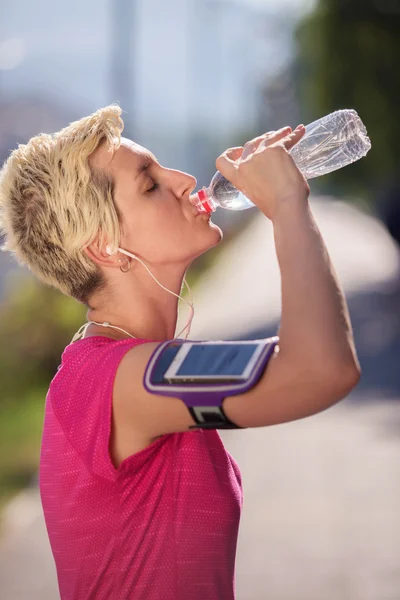 조깅하고 나서 물을 마시는 여자 — 스톡 사진