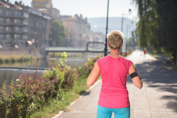 Jogging kobieta ustawienie telefonu przed jogging — Zdjęcie stockowe