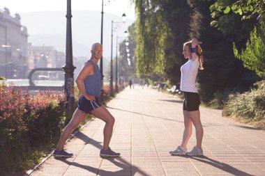 Çift koşmadan önce ısınıyor ve geriniyor.
