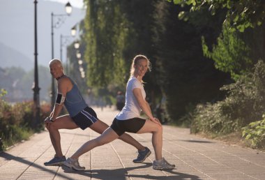 Çift koşmadan önce ısınıyor ve geriniyor.