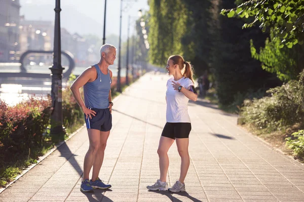 Par uppvärmning och stretching innan jogging — Stockfoto