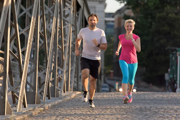 sağlıklı, olgun bir çift koşuyor.