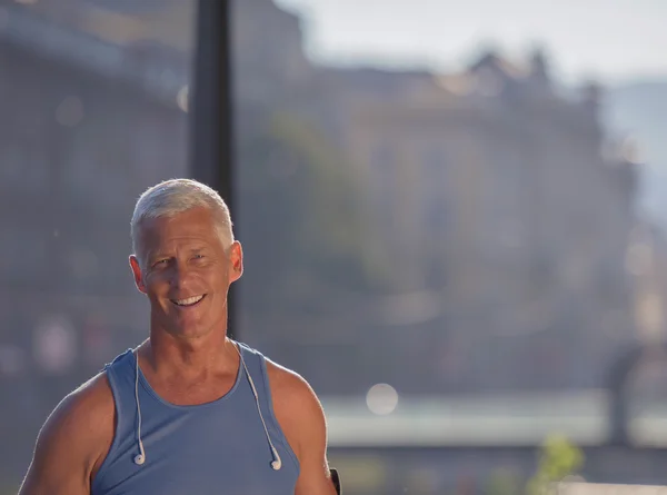 Porträt eines gut aussehenden Senior-Joggers — Stockfoto