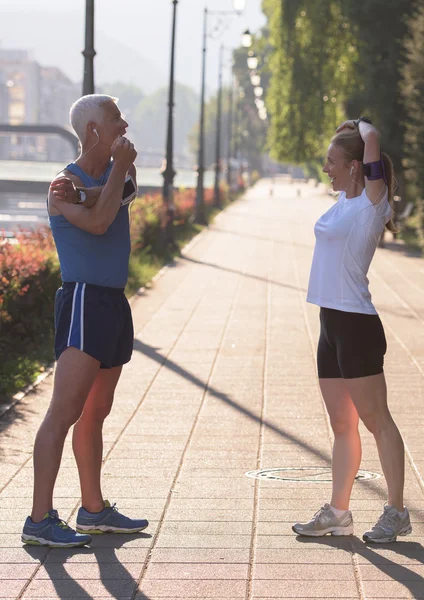 慢跑前进行热身和伸展运动的夫妇 — 图库照片