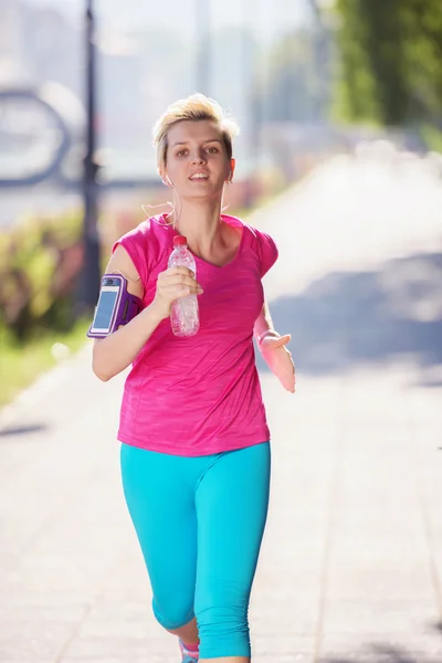 Sportos nő fut a járdán — Stock Fotó